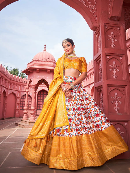 Women in traditional Rajasthani costume, Pushkar, Ajmer, Rajasthan, India  Stock Photo - Alamy